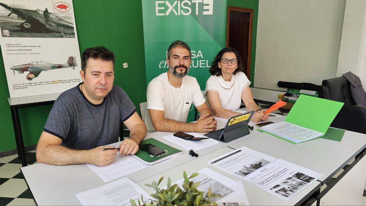 Nieves Sánchez, con otros dos concejales de Teruel Existe, en Calamocha.