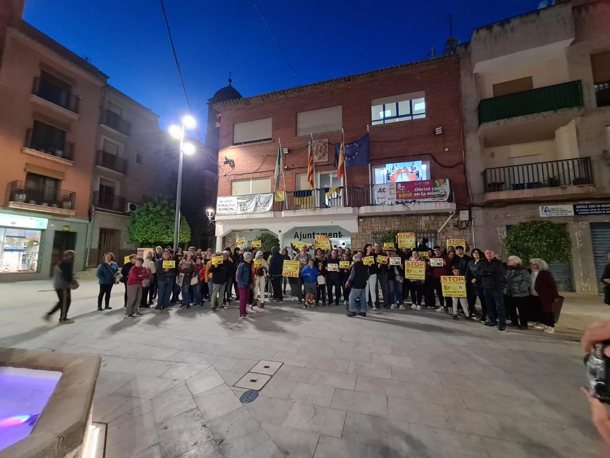 Vecinos a las puertas del Ayuntamiento durante el pleno