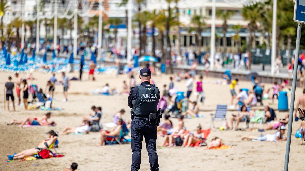 Un efectivo de la Policía Local en la playa de Benidorm.