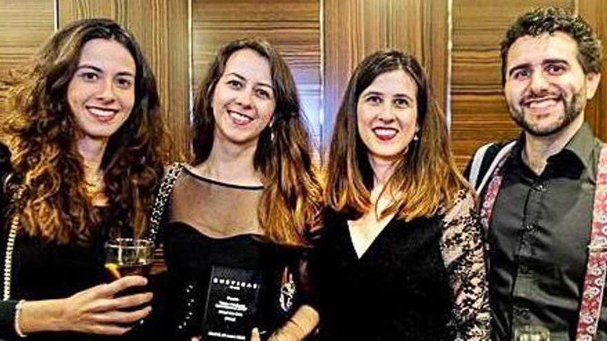 Blanca, Carmen y Lucía Prats, hijas de los dueños del agroturismo, y Franc Beltrán, con el premio.