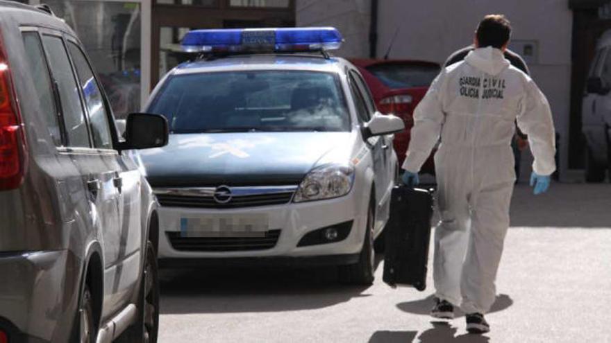 La Guardia Civil protagonizó ayer un importante despliegue en el entorno de la casa asaltada en Alcoleja.