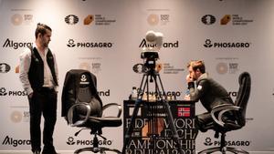 Carlsen inicia la defensa del tron dels escacs amb taules amb el seu amic Nepo