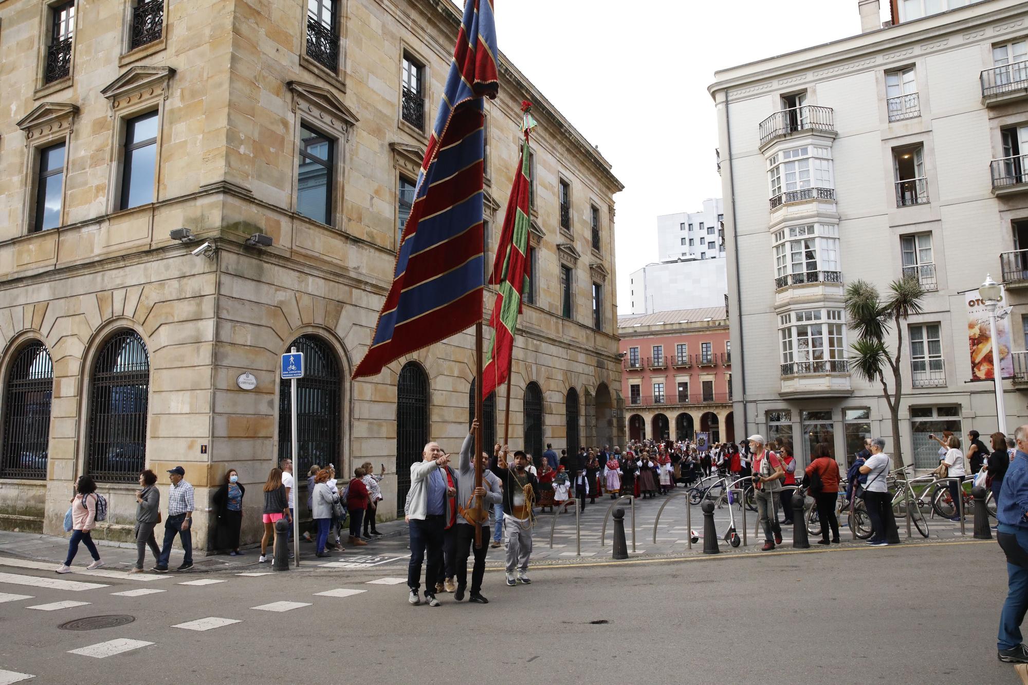 En imágenes: Gijón celebra el Día de León con bailes y el desfile de pendones