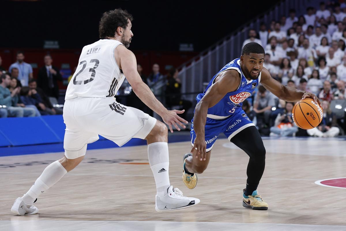 David DeJulius, del UCAM Murcia, ante el madridista Sergio Llull durante el partido en el Movistar Arena.