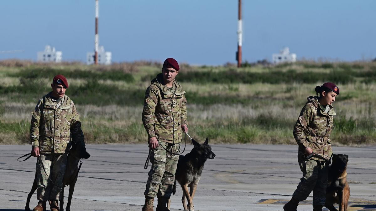 Integrantes del Ejército y la Armada de Argentina preparan su viaje a Venezuela, este 26 de junio de 2026, en la I Brigada Aérea de El Palomar, Provincia de Buenos Aires (Argentina). EFE/ Matías Martín Campaya