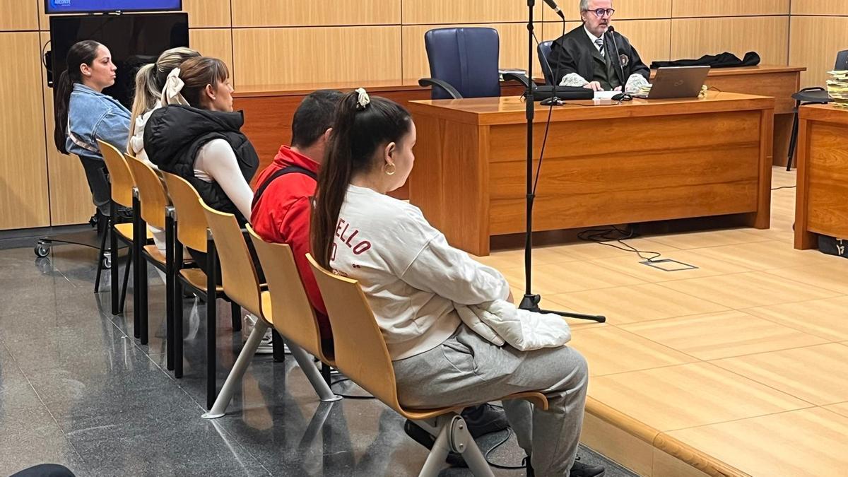 Cinco de los implicados en la pelea entre clanes de Burjassot durante el juicio celebrado este jueves en València.