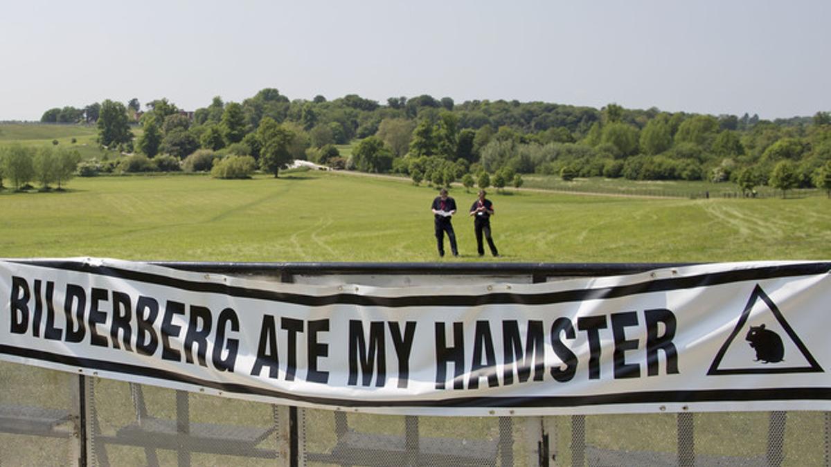 Una pancarta contra la reunión del Grupo Bilderberg en Watford.