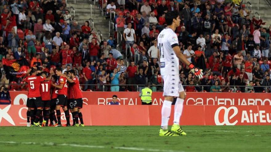 Els balears celebrant el gol que els ha donat la victòria.