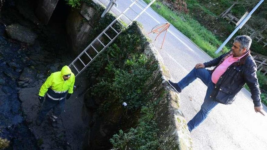 El patrón mayor de la cofradía de Aldán, con operarios de la UTE. // G.N.