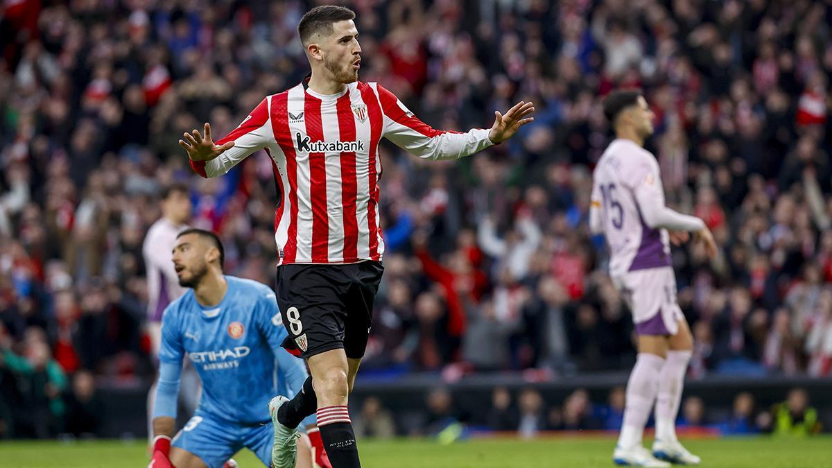 El centrocampista del Athletic Oihan Sancet celebra tras anotar su tercer tanto, durante el encuentro de LaLiga EA Sports entre el Athletic y el Girona