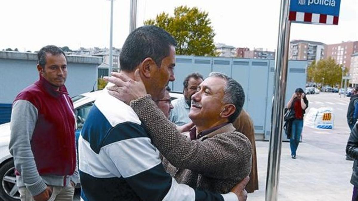 El líder de UGT en Catalunya recibe al delegado ugetista de SEAT a la salida de este de la comisaría, ayer.