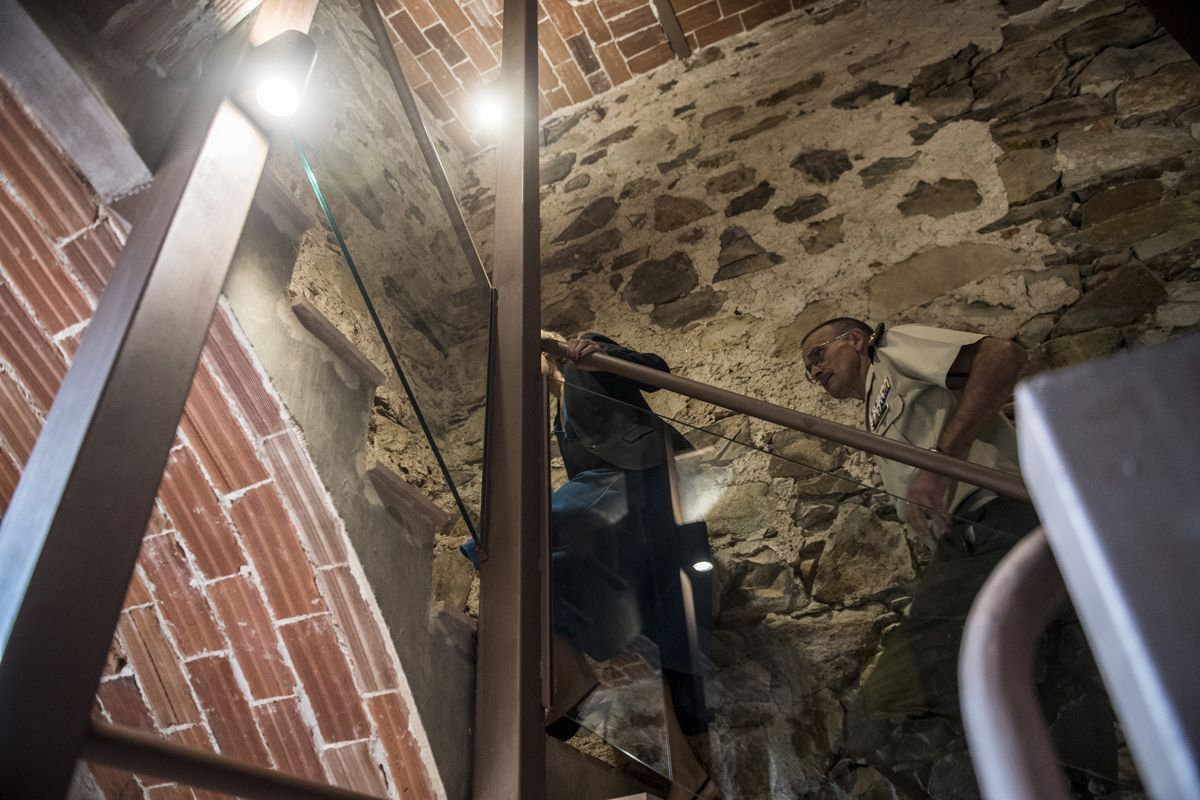 Fotogalería | La torre del palacio de las Cigüeñas de Cáceres se suma a la noche del patrimonio