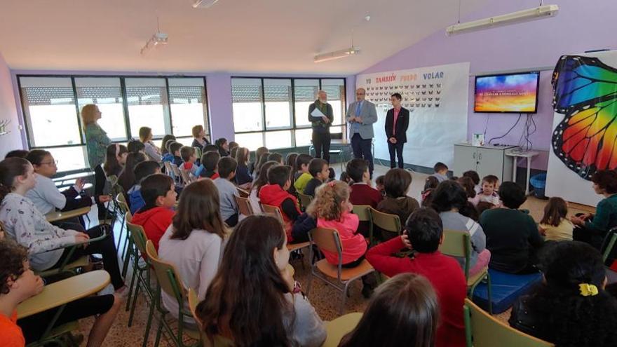 Los estudiantes del colegio de Santibáñez de Vidriales, el CEIP Sansueña, atienden al director provincial de Educación durante su visita al centro.