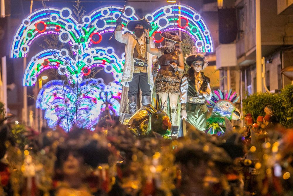 El espectáculo recrea la conquista de la isla de Tortuga con un boato de casi 400 personas, animadas danzas y guiños a la historia