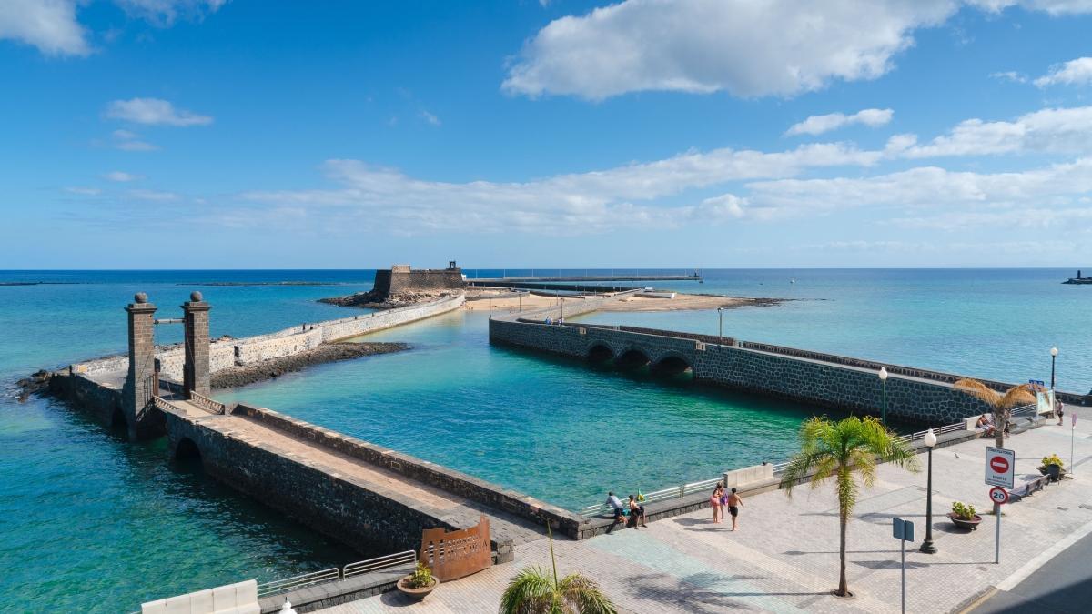 Descubre el Puente de las Bolas, un símbolo de la ciudad de Arrecife