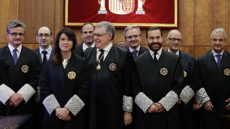 Ignacio Vidau, en el centro, entre Almudena Veiga y José Luis Niño. Detrás, José Antonio Soto-Jove (presidente de la Audiencia), Jorge González (presidente de la sala de lo social del TSJA), el fiscal Javier Casamayor, Juan Carlos García (Juzgado de lo contencioso número 1 de Oviedo), el magistrado Joaquín Morillo y Jesús María Chamorro (presidente de la sala de lo contencioso administrativo).