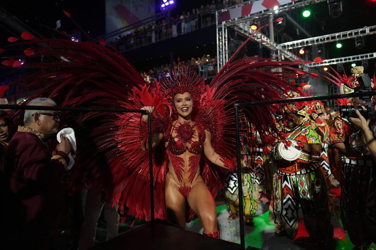 Virginia Fonseca durante la celebración del sambódromo de Río de Janeiro