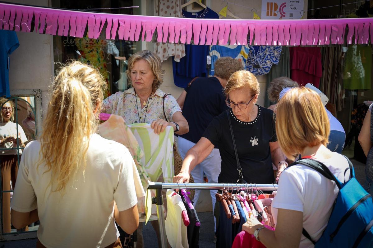 Vecinas de Torrent comprando en la nueva edición de 'Comerç al Carrer'.