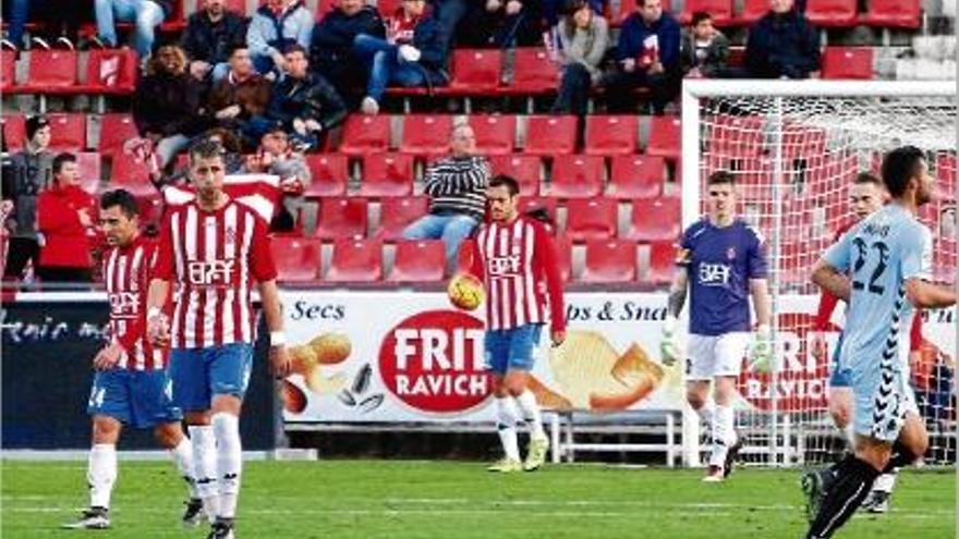 Els jugadors del Girona, amb cara de pomes agres, després d&#039;encaixar un gol del Nàstic a Montilivi.