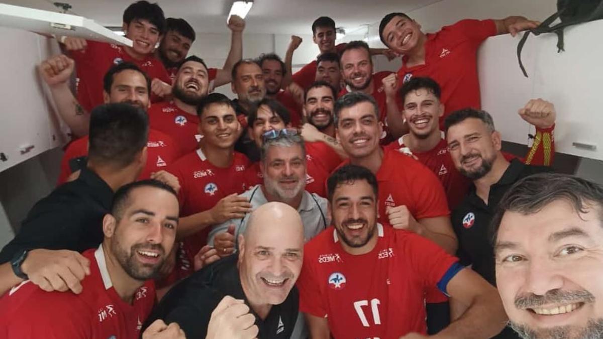 Chile, tras clasificarse para el Mundial con Etxaburu abajo en el centro