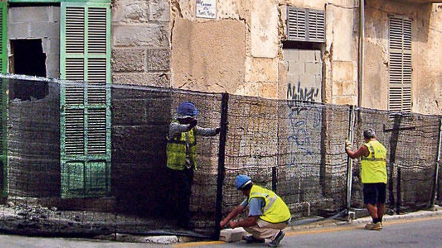 Operarios en la esquina del Teatre, ayer.