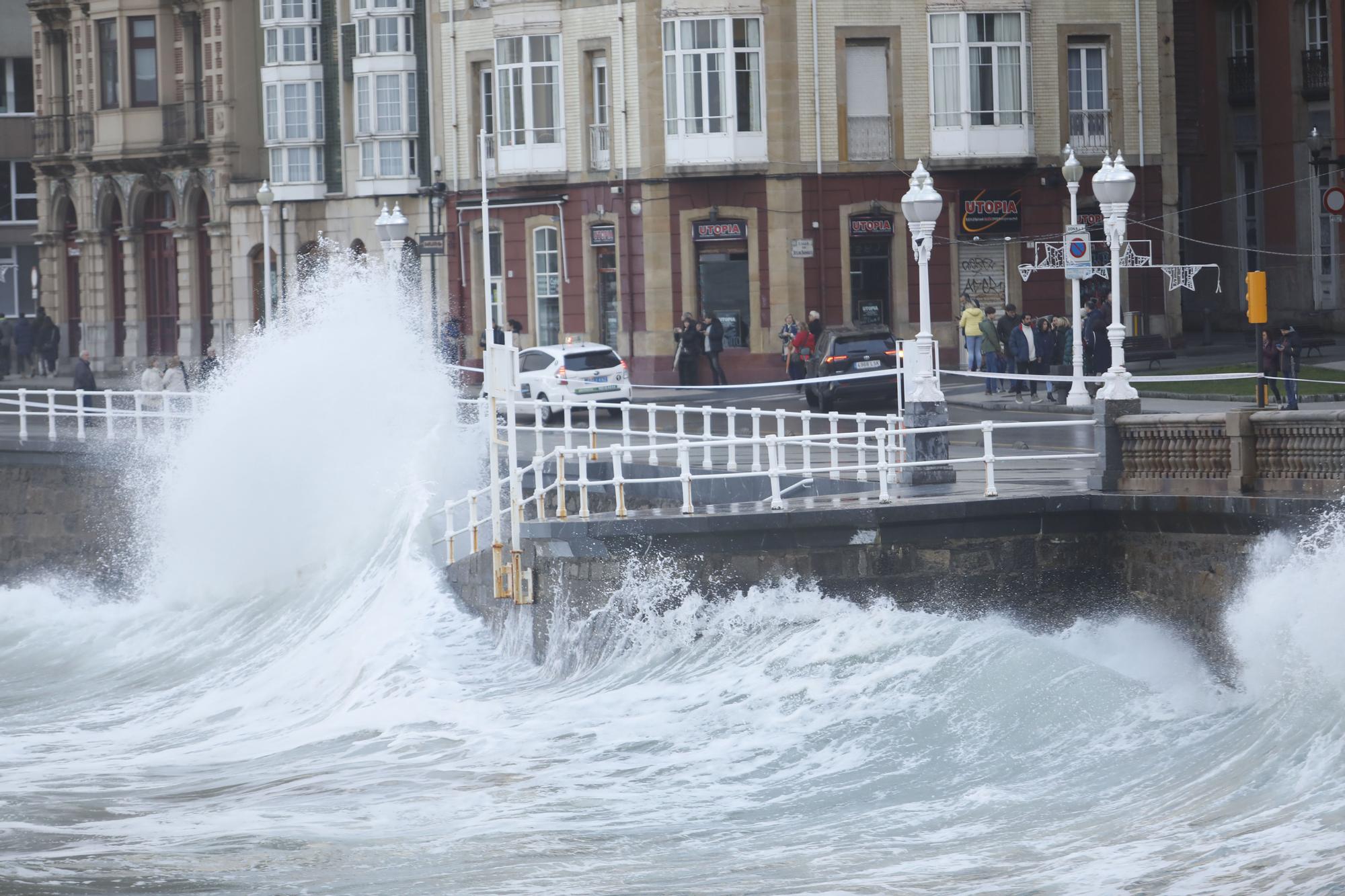 Termporal de oleaje en Asturias, así batían las olas en el muro de San Lorenzo en Gijón