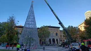 La Navidad se acerca: el árbol de luces de la plaza Basilio Paraíso comienza a levantarse