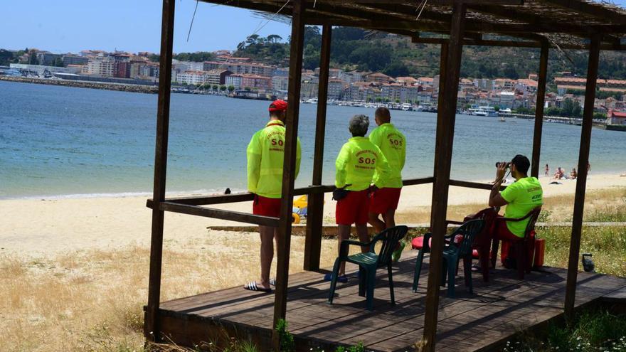 Socorristas el verano pasado en la playa de Rodeira. |  Gonzalo Núñez