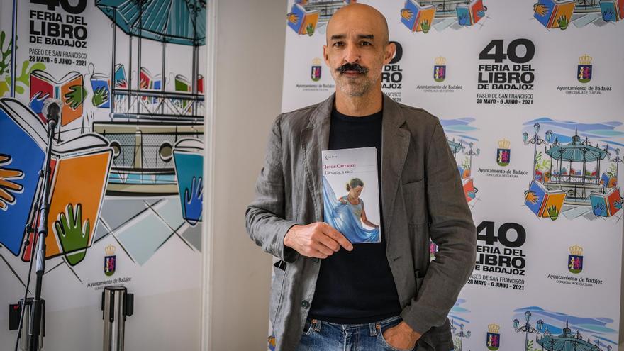 El escritor oliventino Jesús Carrasco se suma a la Feria del Libro de Badajoz