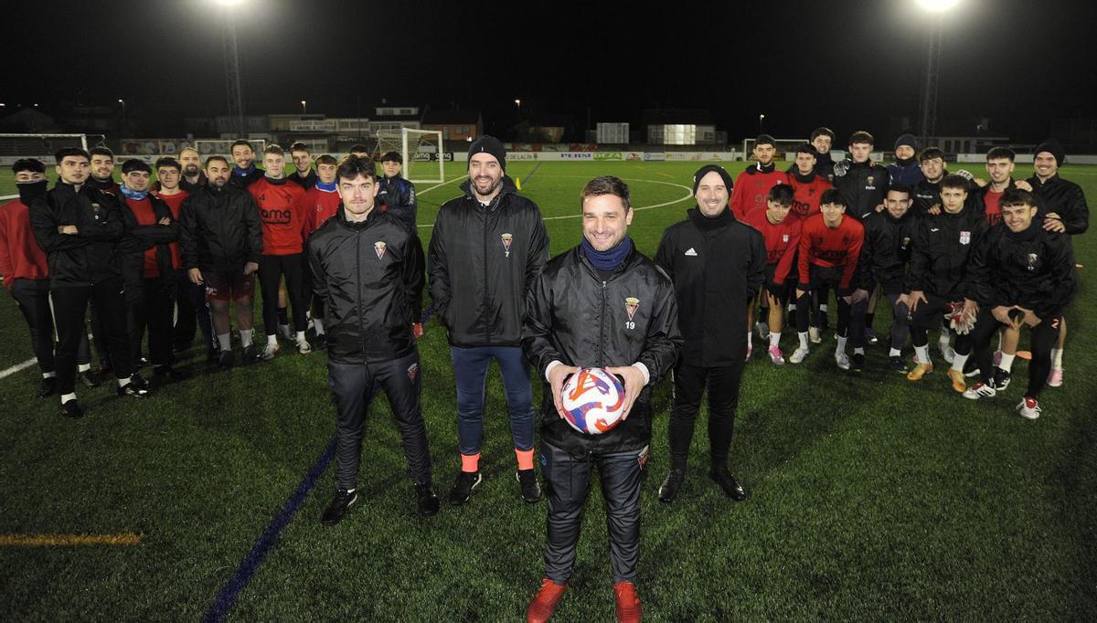 Formación del equipo y el cuerpo técnico del equipo dezano en el Manuel Anxo Cortizo | BERNABÉ/JAVIER LALÍN