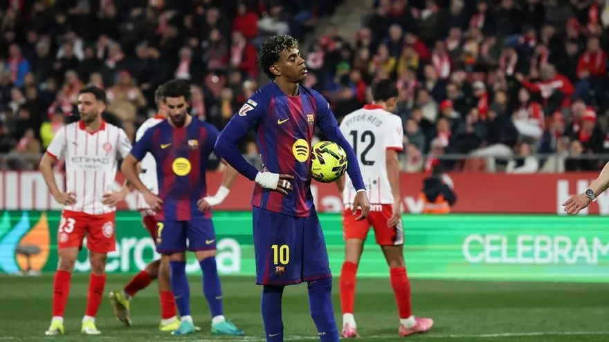 Sí, falló Lamine... Pero las quejas están servidas: tres jugadores del Girona y dos del Barça pisan el área