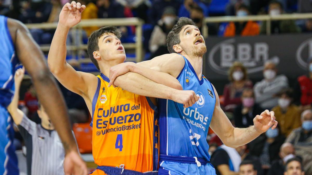 Jaime Pradilla y Chema González luchan debajo del tablero en el partido de la primera vuelta, ganado por el Fuenlabrada (88-87)