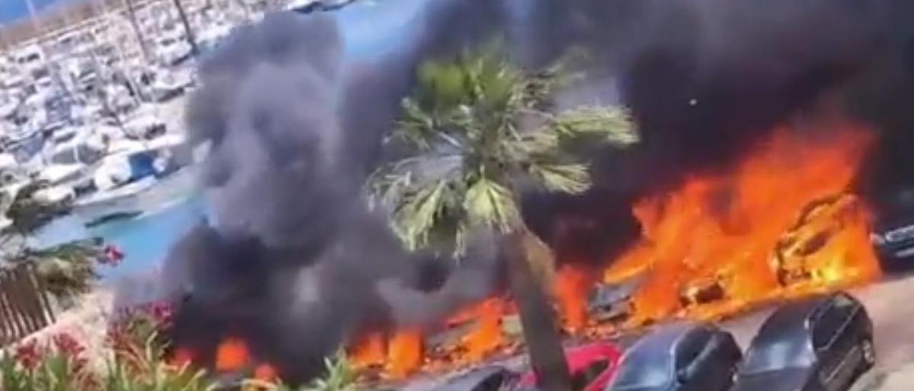 Así ha sido el incendio en el puerto de Jávea que ha afectado a 34 vehículos