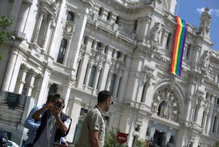 Vox contra Almeida por la bandera LGTBI en Cibeles: "Que cuelgue la española"