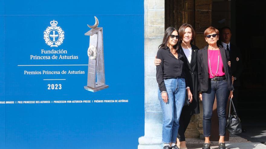 Sentido recibimiento a la familia del fallecido premiado, Nuccio Ordine, y sorpresa en la ceremonia