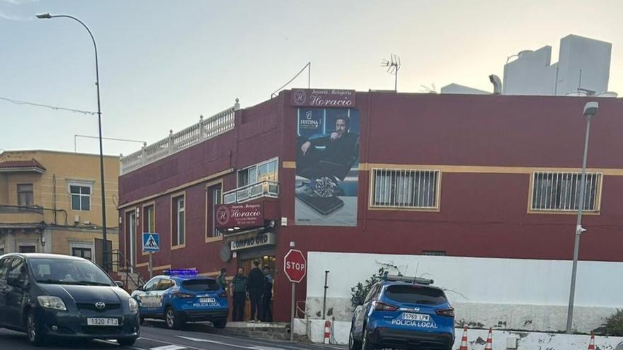 Cinco ladrones armados y encapuchados asaltan una joyería en Canarias y huyen en un coche robado