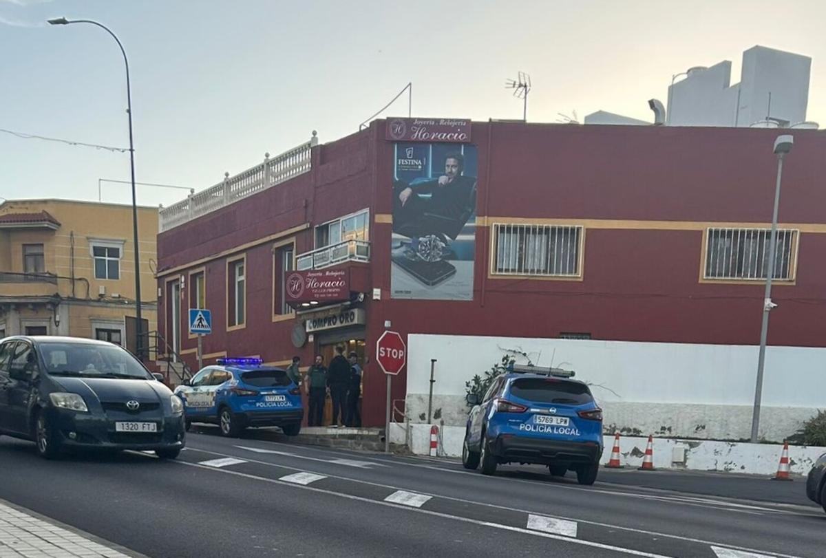 Ladrones encapuchados asaltan una joyería en Gran Canaria.