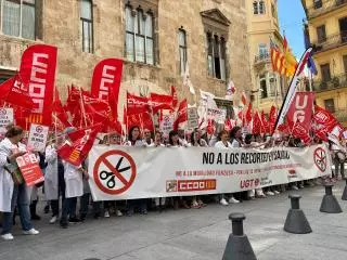 Sanitarios se concentran frente al Palau de la Generalitat Valenciana contra los recortes en Sanidad