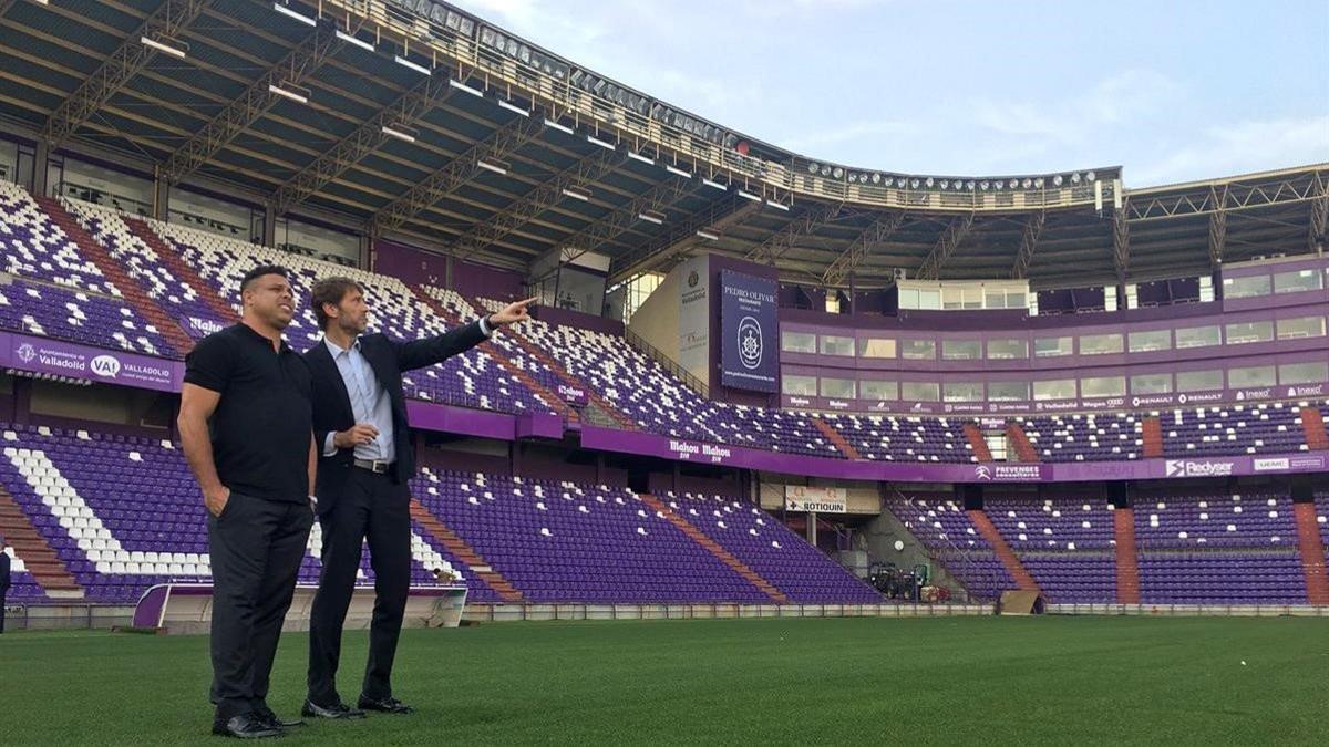 Ronaldo, el nuevo dueño del Valladolid, en el Nuevo José Zorrilla con Carlos Suárez, el anterior propietario y ahora presidente ejecutivo.