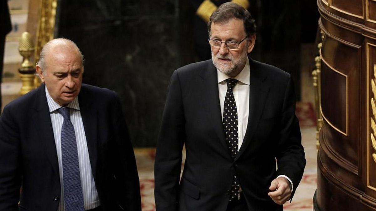 Jorge Fernández Díaz y Mariano Rajoy, en el pleno del Congreso de los Diputados, en una imagen de archivo.
