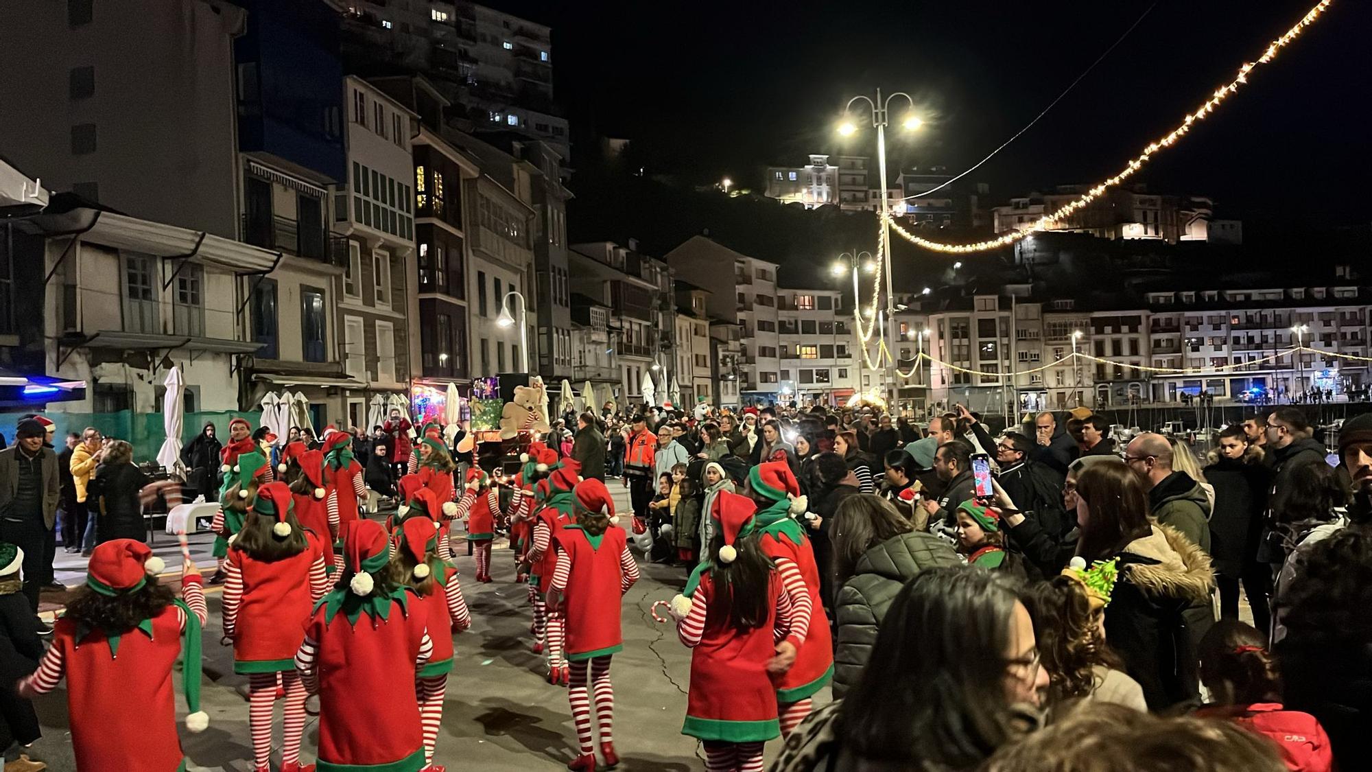 En imágenes: El espectacular desfile de Papá Noel por las calles de Luarca