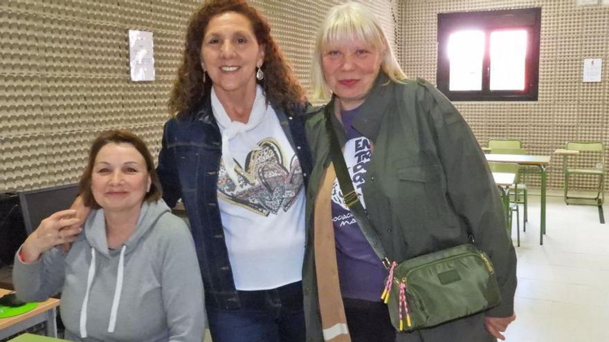 La concejala y profesora Ana Rodríguez, con dos de sus alumnas.