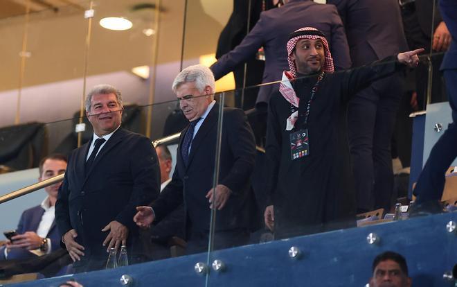 Joan Laporta en el palco del estadio Al-Awwal Park en la semifinal entre el FC Barcelona y el Osasuna.    Valentí ENRICH