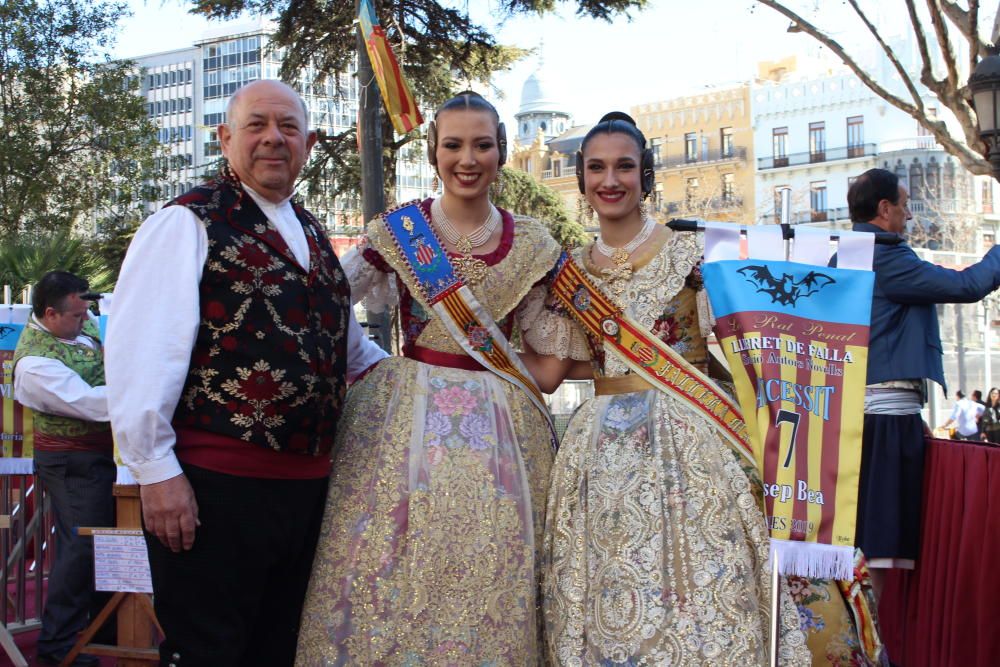 Marta Alacreu entrega a su comisión...