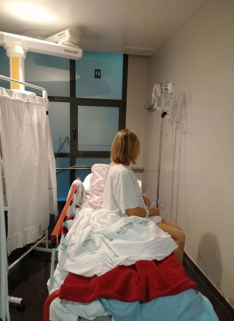 Catalina Tugores, de 59 años, ha pasado dos días en una camilla en un pasillo de Son Espases.