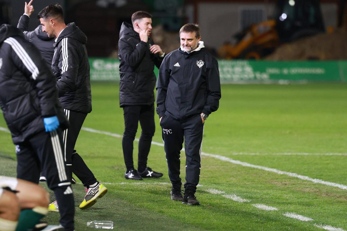 Julio Cobos, entrenador del Cacereño, durante el partido del sábado ante el Racing de Ferrol.