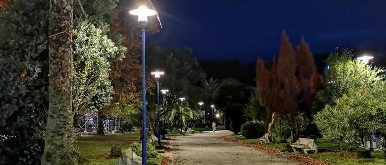 Nueva iluminación LED en la alameda nueva de Cangas. |   // SANTOS ÁLVAREZ