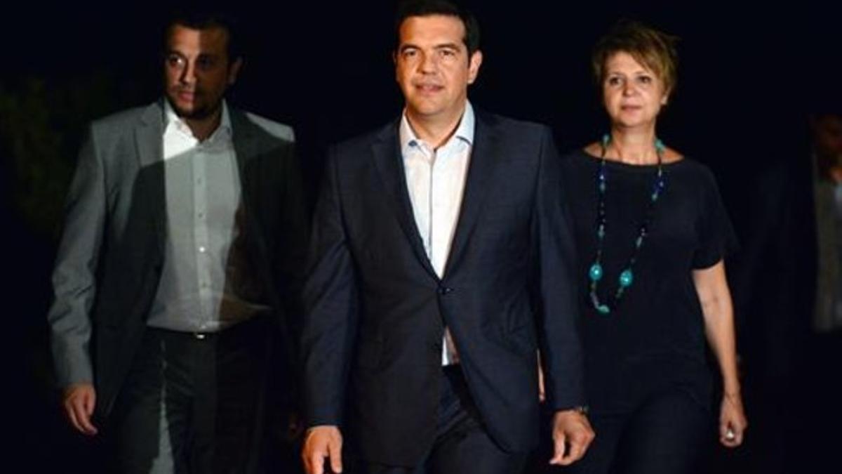 Alexis Tsipras, rodeado de sus aliados, ayer en Atenas.