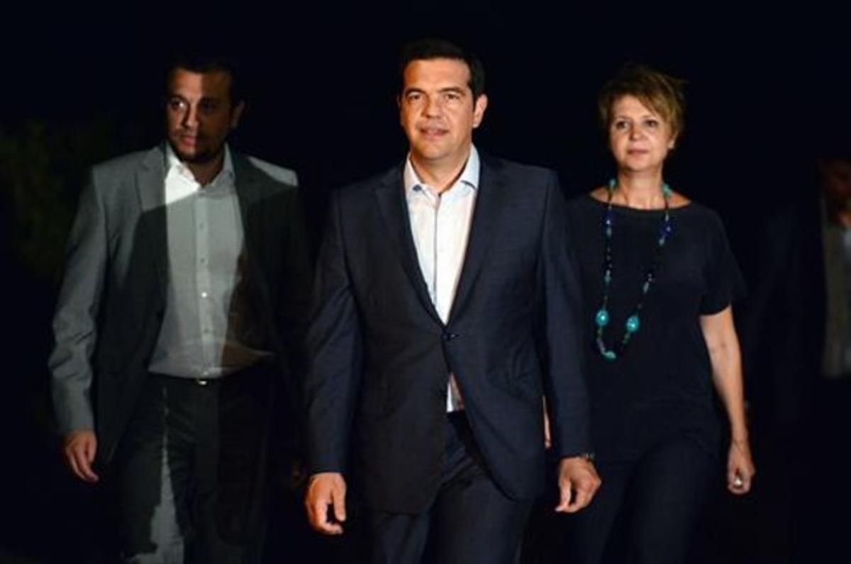 Alexis Tsipras, envoltat delsseus aliats, ahira Atenes. Alexis Tsipras, envoltat delsseus aliats, ahira Atenes.