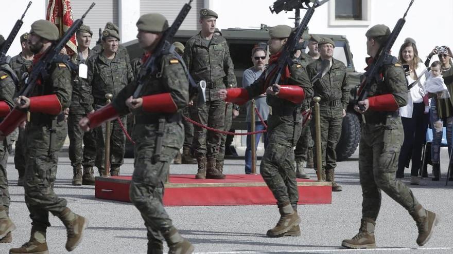 Desfile de tropas ante el comandante general de Balears, Fernando Aznar.